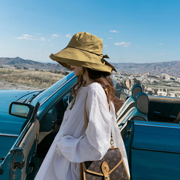 Ženska kapa od tekstila sa trakom