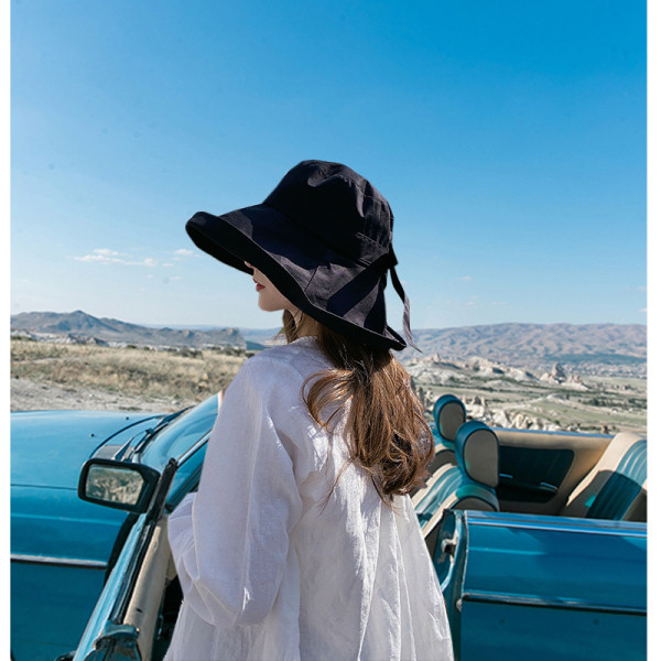 Ženska kapa od tekstila sa trakom