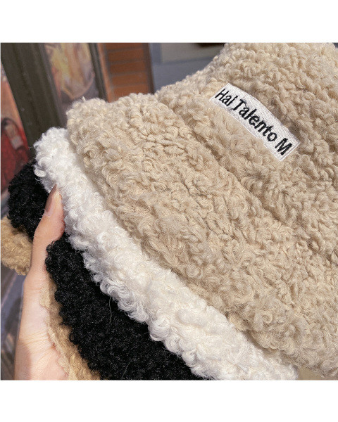 Šiuolaikinės moteriškos minkštos kepurės tipo idiotas