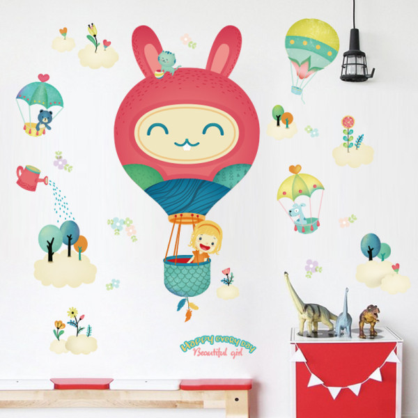 Bērnu istabas apdare ar dažādiem elementiem pašlīmējoša