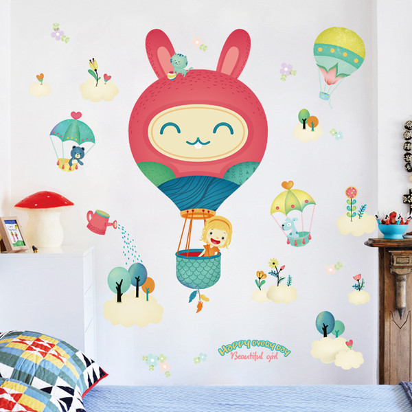 Bērnu istabas apdare ar dažādiem elementiem pašlīmējoša