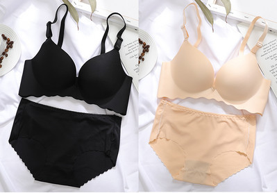 Két melltartóból és bikiniből álló női szett