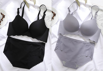 Két melltartóból és bikiniből álló női szett