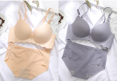 Két melltartóból és bikiniből álló női szett