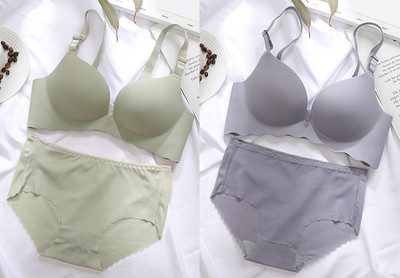 Két melltartóból és bikiniből álló női szett