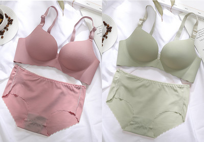 Két melltartóból és bikiniből álló női szett