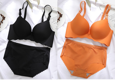 Két melltartóból és bikiniből álló női szett