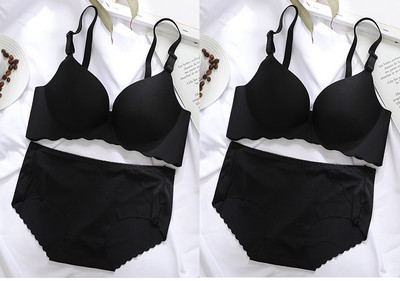 Két melltartóból és bikiniből álló női szett