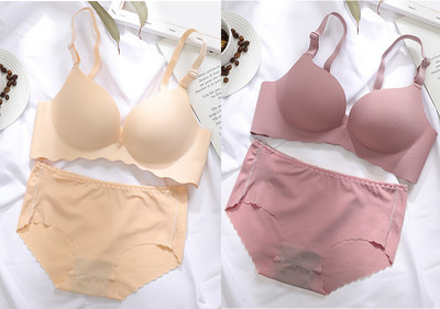 Két melltartóból és bikiniből álló női szett