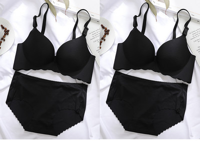 Két melltartóból és bikiniből álló női szett