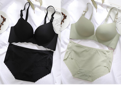 Két melltartóból és bikiniből álló női szett
