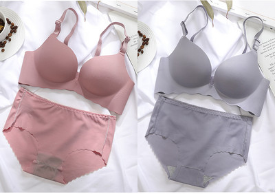 Két melltartóból és bikiniből álló női szett