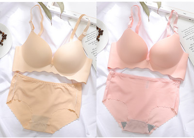 Két melltartóból és bikiniből álló női szett