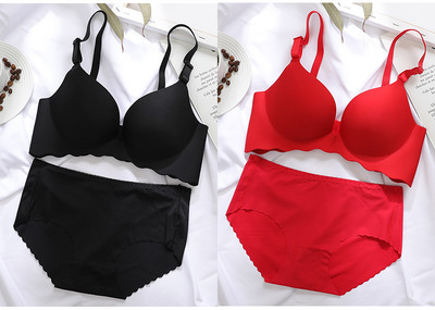 Két melltartóból és bikiniből álló női szett