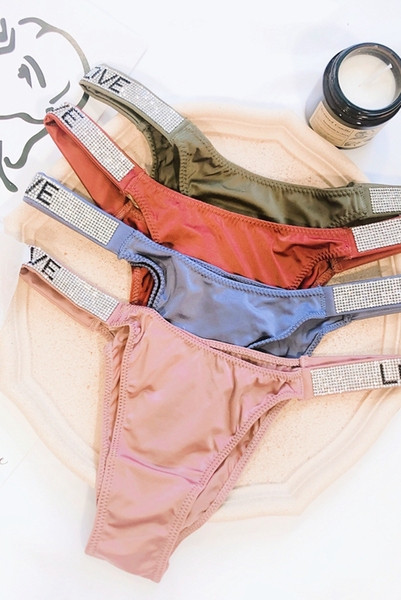 Női tangák gumival és kövekkel