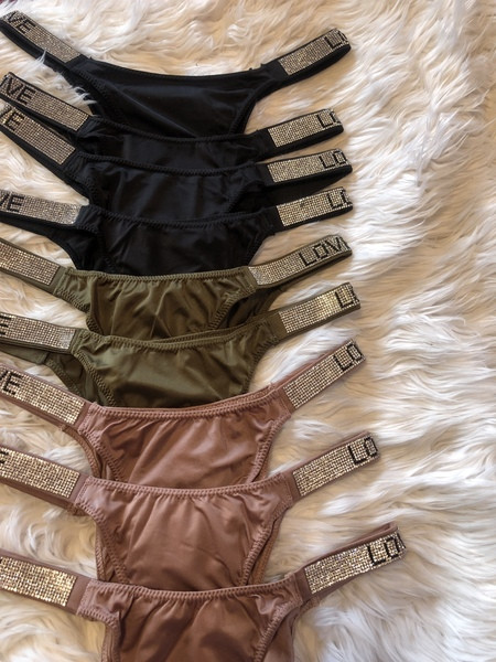 Női tangák gumival és kövekkel