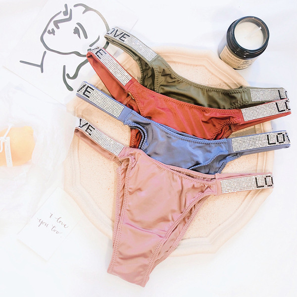 Női tangák gumival és kövekkel