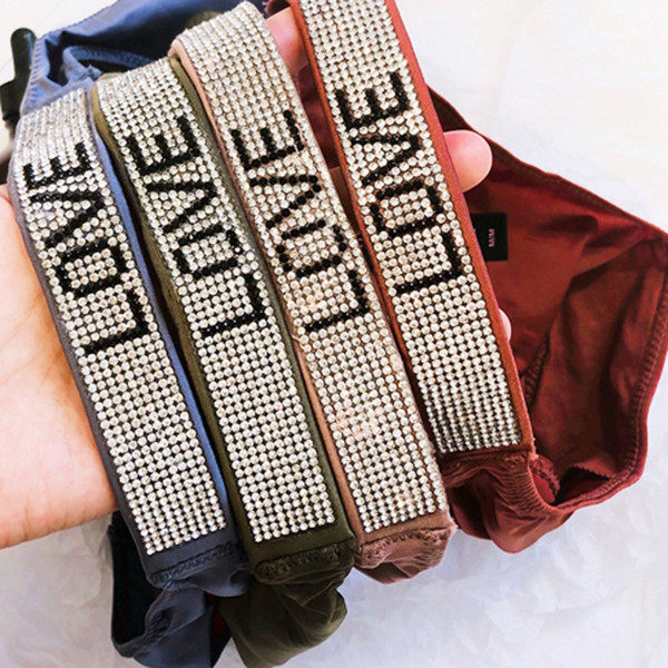 Női tangák gumival és kövekkel