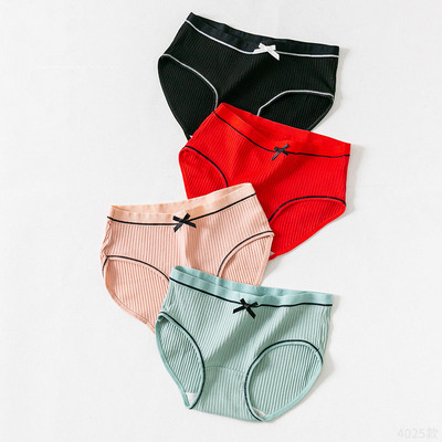 Női 4 db-os bikini szett csipkével és szalaggal