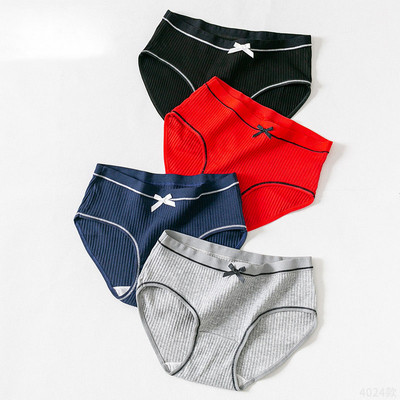 Női 4 db-os bikini szett csipkével és szalaggal