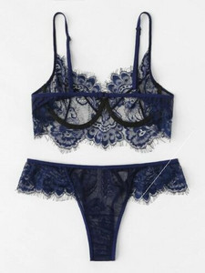 Γυναικεία εσώρουχα από δαντέλα με κομμένο μέρος