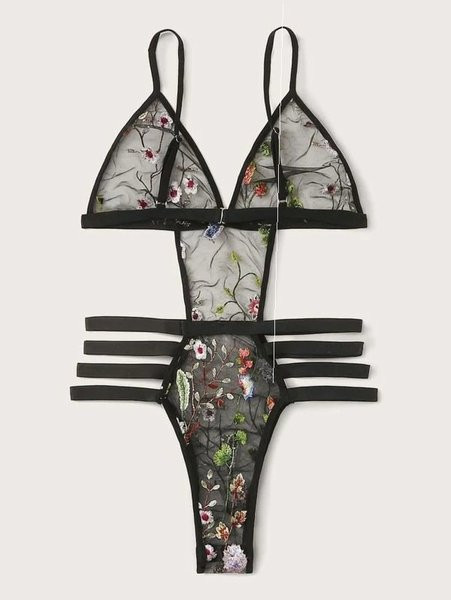 Intim fehérnemű hímzéssel és vékony pántokkal