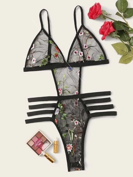 Intim fehérnemű hímzéssel és vékony pántokkal