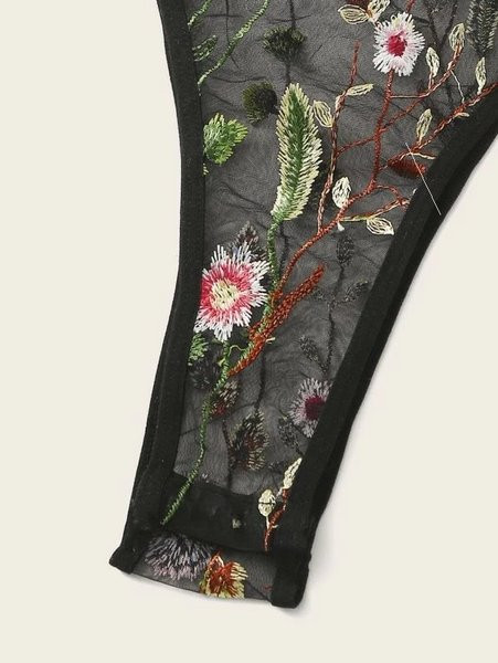 Intim fehérnemű hímzéssel és vékony pántokkal