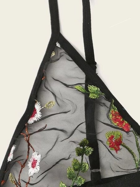 Intim fehérnemű hímzéssel és vékony pántokkal