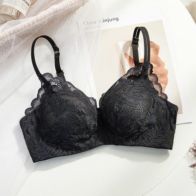 Stílusos női melltartó csipkével és állítható pántokkal