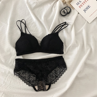 Γυναικείο σετ εσωρούχων   ή σουτιέν από δαντέλα