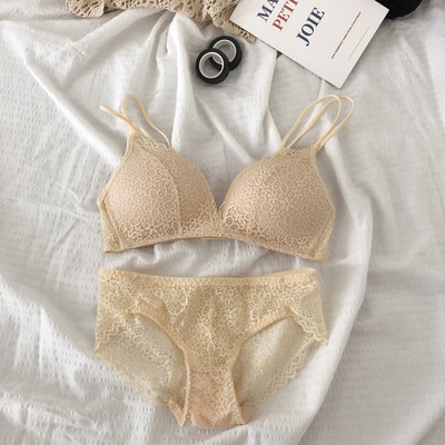 Γυναικείο σετ εσωρούχων   ή σουτιέν από δαντέλα