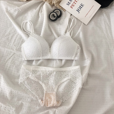 Γυναικείο σετ εσωρούχων   ή σουτιέν από δαντέλα