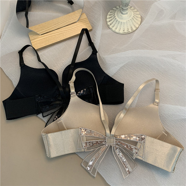 Intim fehérnemű szett vagy melltartó szalaggal