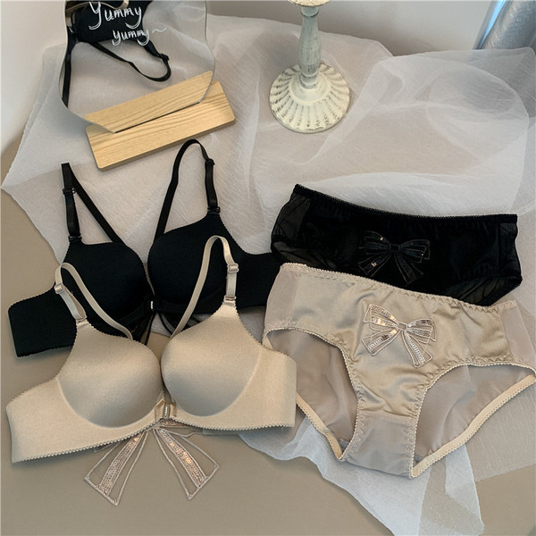 Intim fehérnemű szett vagy melltartó szalaggal