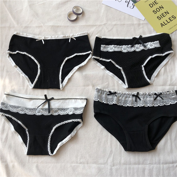 Intim fehérnemű csipkével - 4 db bikini készlet