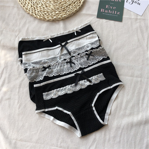 Intim fehérnemű csipkével - 4 db bikini készlet