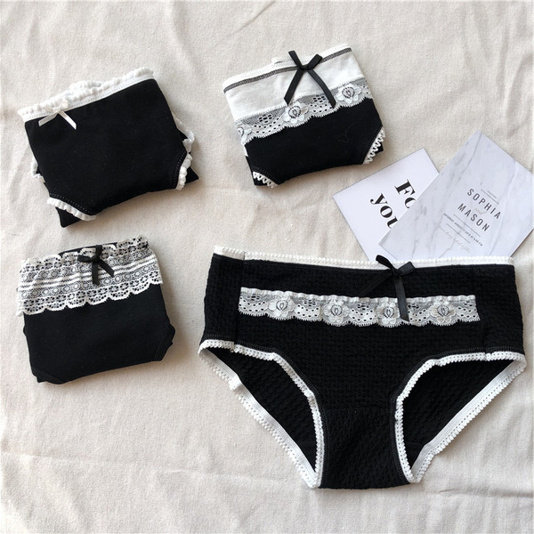 Intim fehérnemű csipkével - 4 db bikini készlet