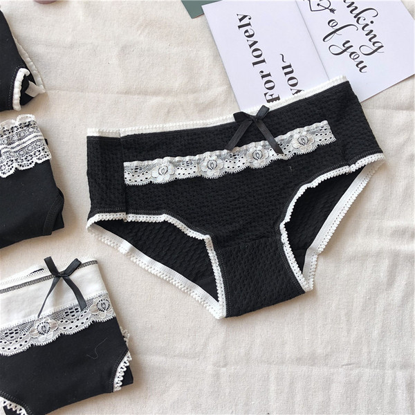 Intim fehérnemű csipkével - 4 db bikini készlet