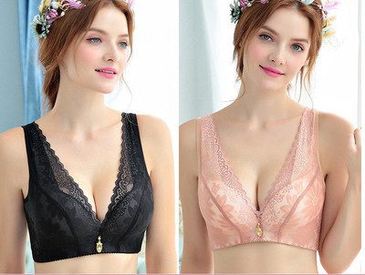 Két melltartó készlet V-nyakkal és csipkével