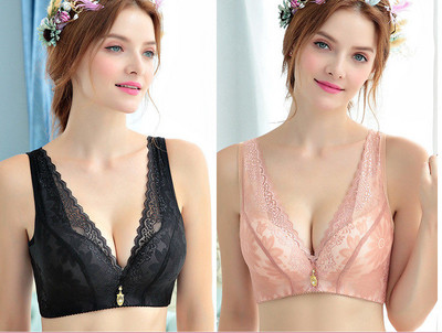 Két melltartó készlet V-nyakkal és csipkével