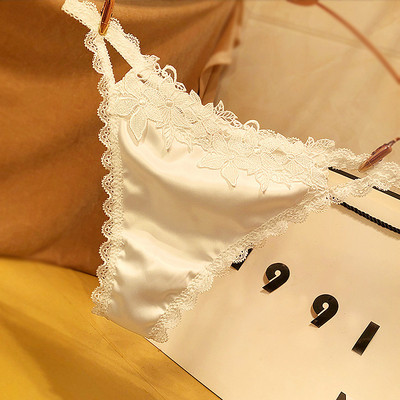 Γυναικεία στρινγκ με δαντέλα και κέντημα