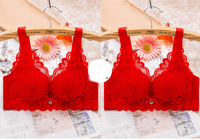 Két női melltartó készlet csipkével és széles pántokkal