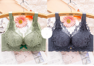 Két női melltartó készlet csipkével és széles pántokkal