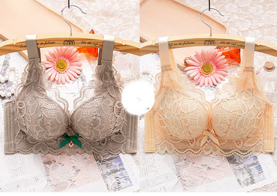 Két női melltartó készlet csipkével és széles pántokkal