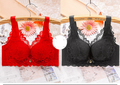Két női melltartó készlet csipkével és széles pántokkal