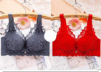 Két női melltartó készlet csipkével és széles pántokkal