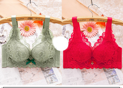Két női melltartó készlet csipkével és széles pántokkal