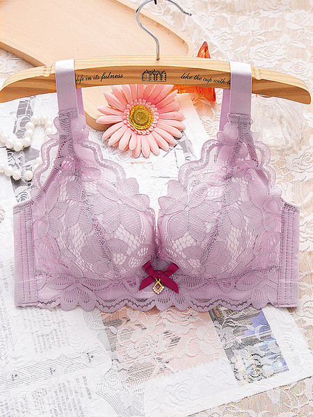 Két női melltartó készlet csipkével és széles pántokkal