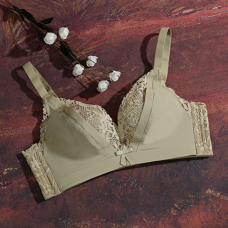 Γυναικείο σουτιέν με τριγωνικό κύπελλο και δαντέλα